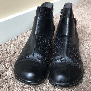 Leather black booties!